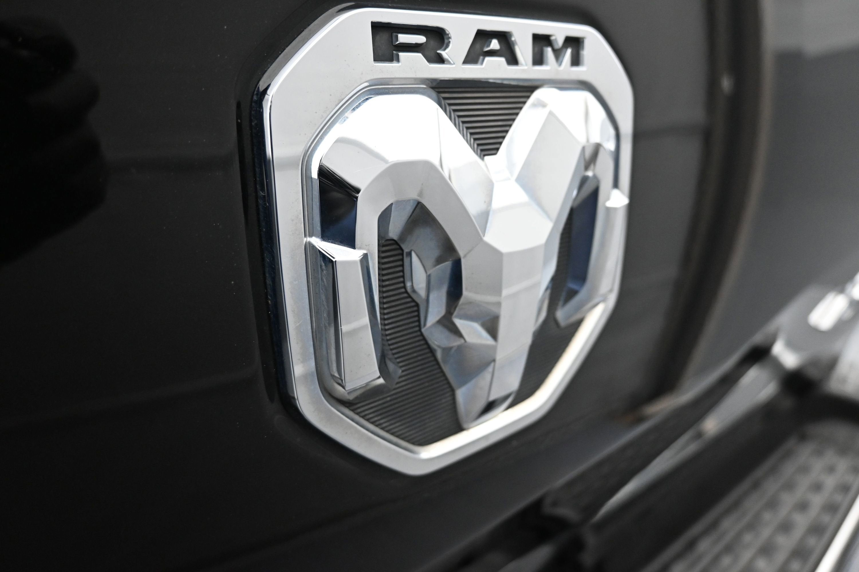 2019 RAM 1500 Laramie Crew Cab 4x4 5'7' Box