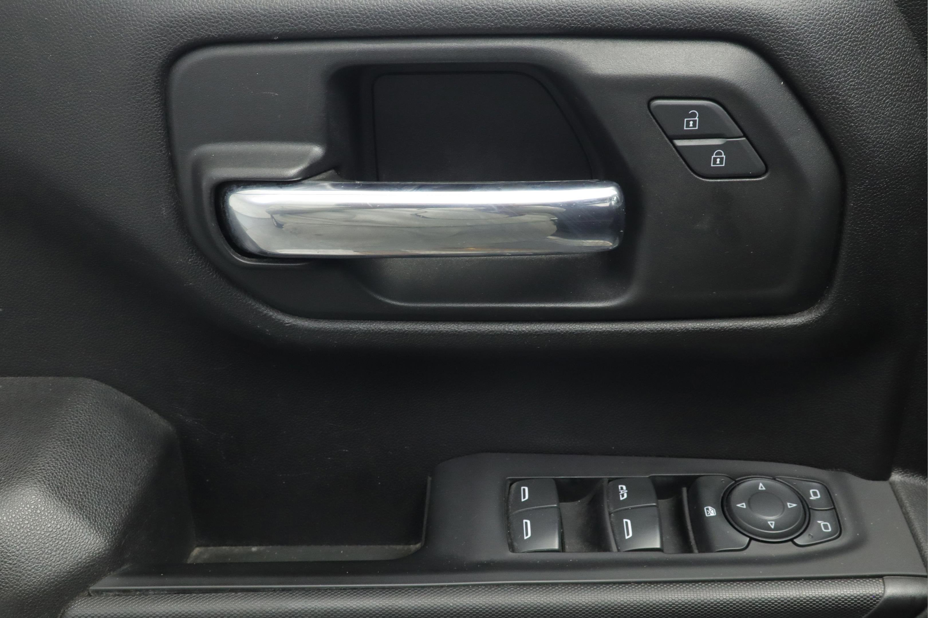 2022 Chevrolet Silverado 1500 4WD Crew Cab Short Bed Custom