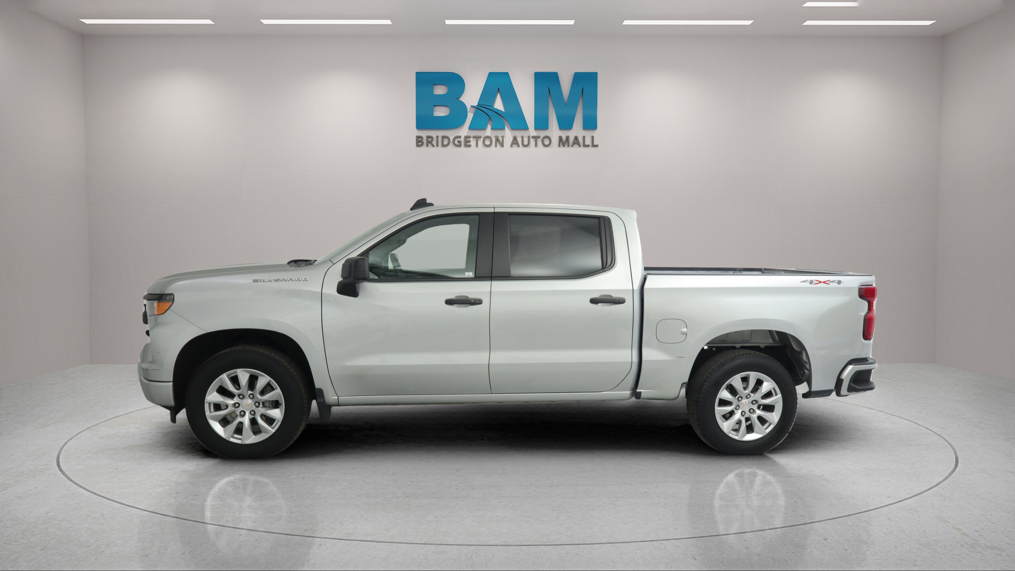 2022 Chevrolet Silverado 1500 4WD Crew Cab Short Bed Custom