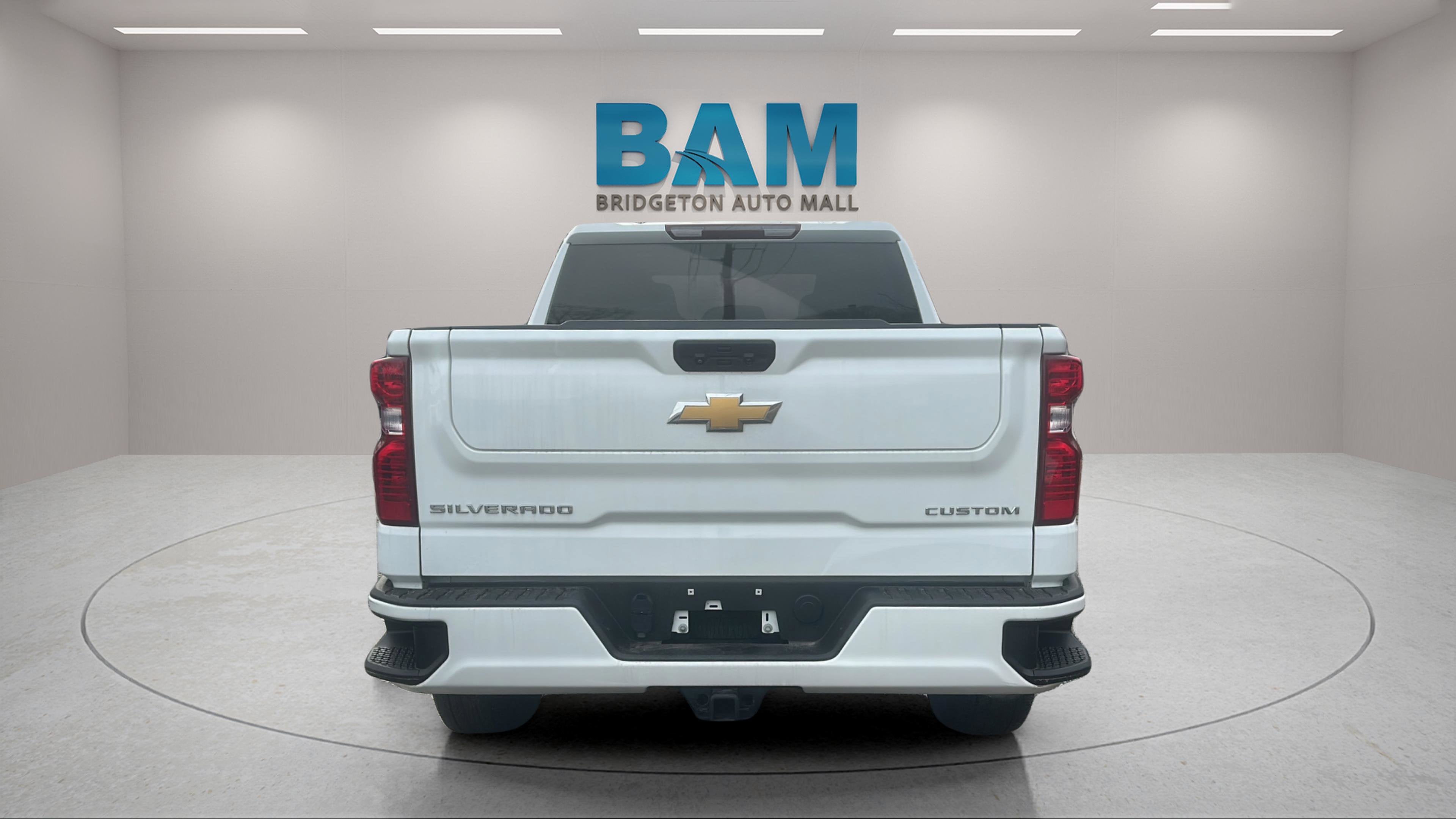 2022 Chevrolet Silverado 1500 4WD Crew Cab Short Bed Custom