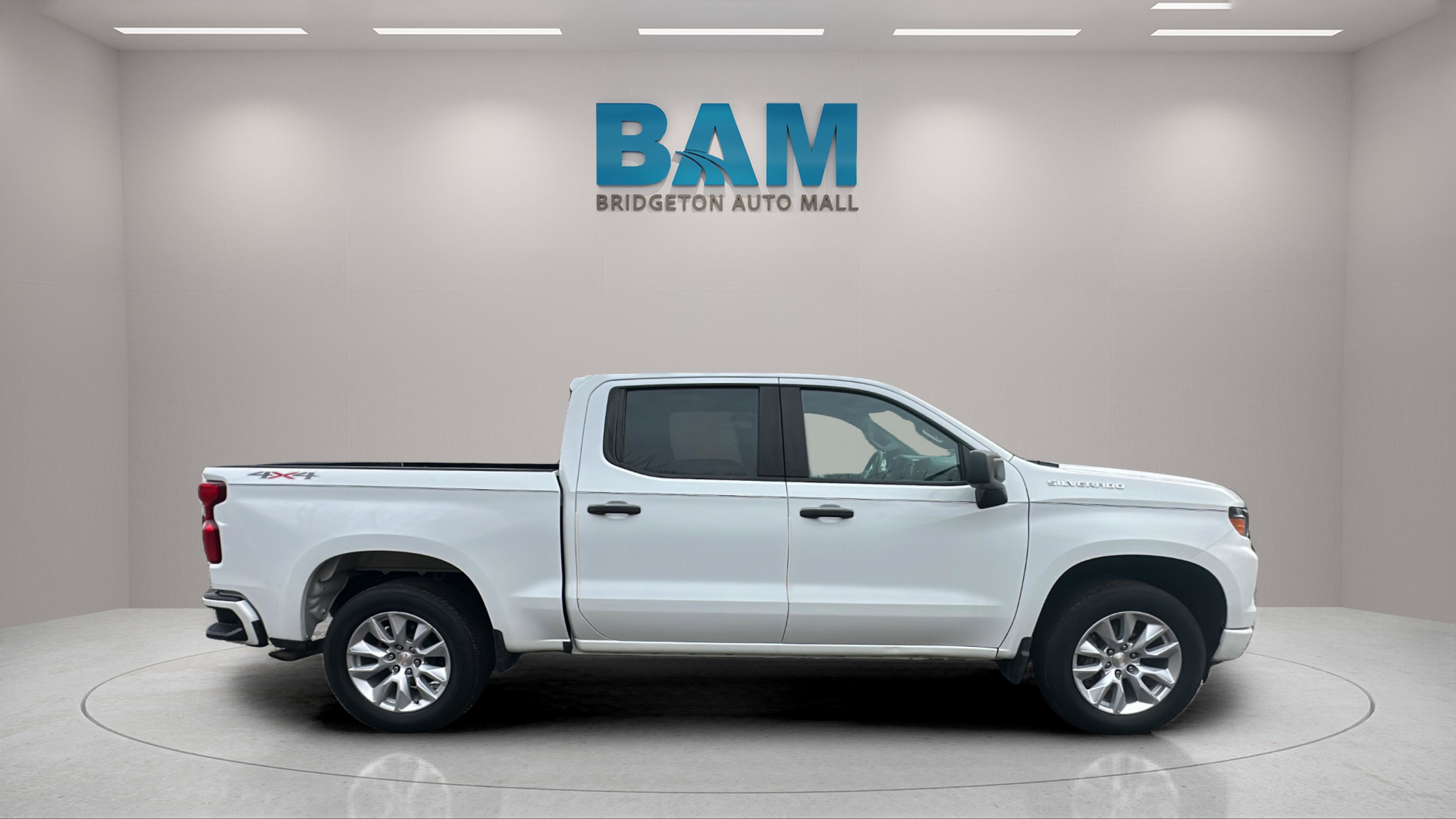 2022 Chevrolet Silverado 1500 4WD Crew Cab Short Bed Custom